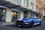 نمای جلو خودرو فورد موستانگ شلبی / Ford Mustang آبی رنگ در خیابان و کنار ساختمان